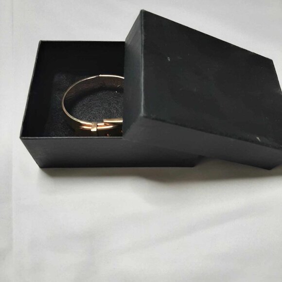 Michael Kors bracelet in a belt design. - Picture 6 of 6